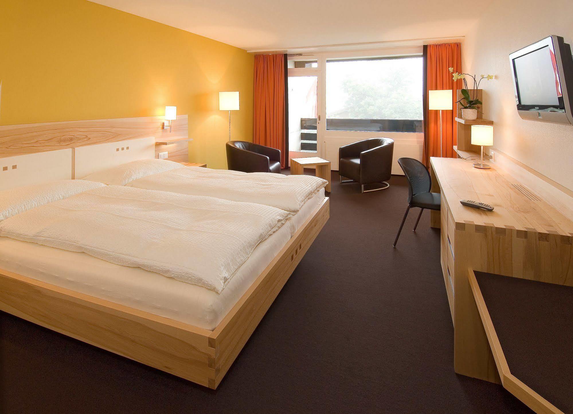 Hotel Gaedi Grachen Bagian luar foto